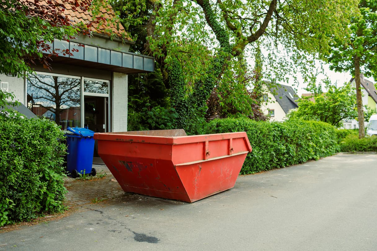 Zamówienie kontenera na odpady – kto jest odpowiedzialny za zajęcie pasa ruchu?