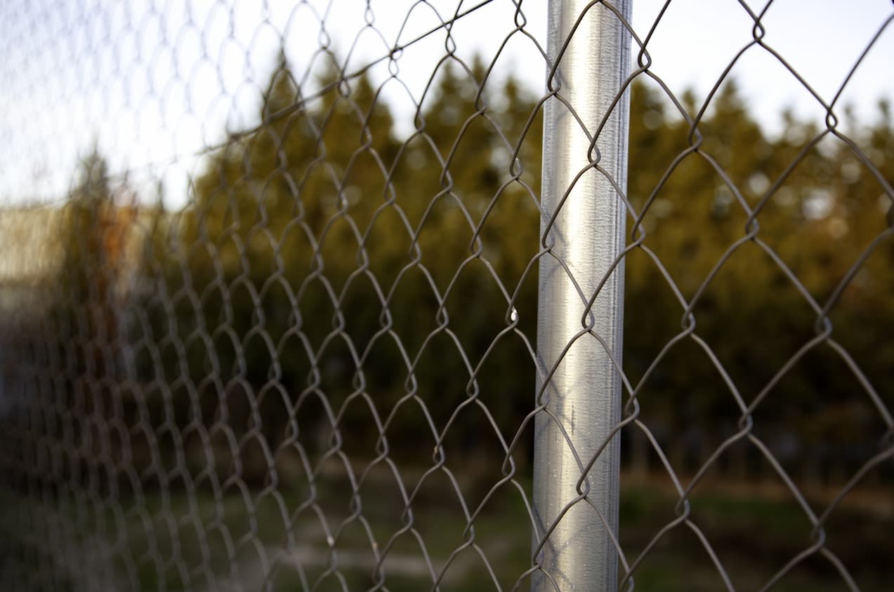 Rozbieramy ogrodzenie z siatki – jak pozbyć się starych elementów takiego płotu? 